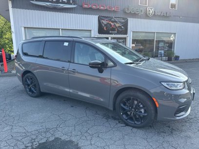New 2025 Chrysler Pacifica Limited w/ Uconnect Theater Family Group