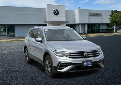 Used 2022 Volkswagen Tiguan SE w/ Panoramic Sunroof Package