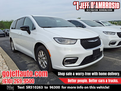 New 2025 Chrysler Pacifica Select w/ Uconnect Theater Family Group