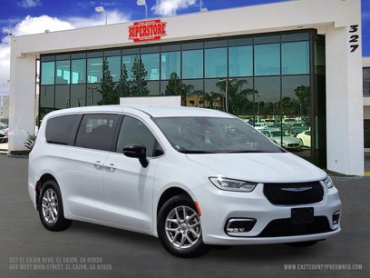 Used 2025 Chrysler Pacifica Select