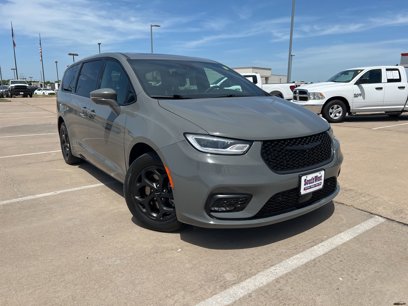 Used 2022 Chrysler Pacifica Limited w/ S Appearance Package