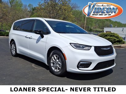 New 2025 Chrysler Pacifica Select