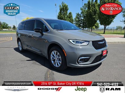 New 2025 Chrysler Pacifica Select