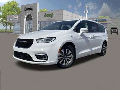 Used 2022 Chrysler Pacifica Touring-L w/ Uconnect Theater Family Group