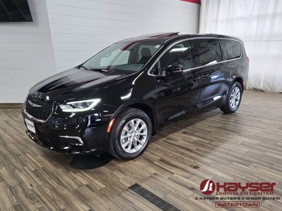 New 2025 Chrysler Pacifica Select w/ Uconnect Theater Family Group
