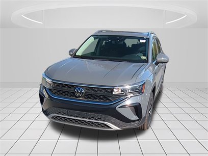 Used 2024 Volkswagen Taos SE w/ Panoramic Sunroof Package