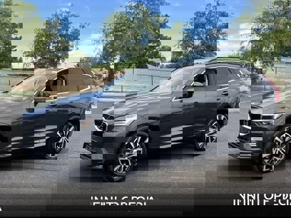 Used 2022 Volvo XC60 B5 Momentum w/ Advanced Package