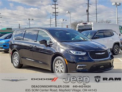 New 2025 Chrysler Pacifica Select