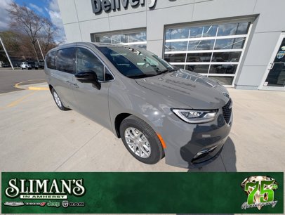 New 2025 Chrysler Pacifica Select