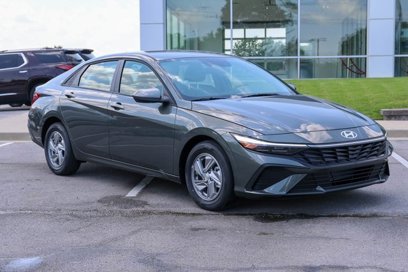 New 2025 Hyundai Elantra SE