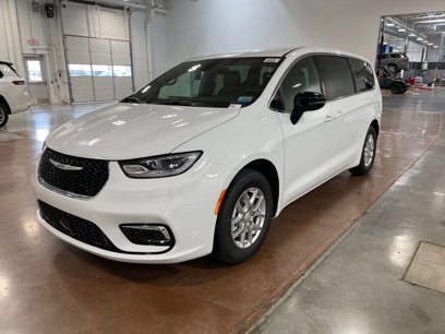 New 2025 Chrysler Pacifica Select