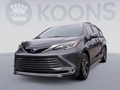 Used 2025 Toyota Sienna Platinum
