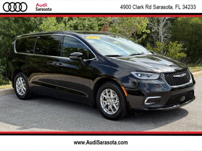 Used 2025 Chrysler Pacifica Select