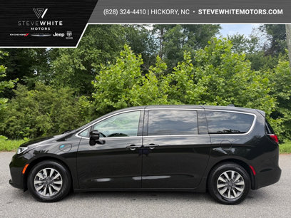 Used 2024 Chrysler Pacifica Select