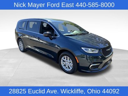 Used 2025 Chrysler Pacifica Select