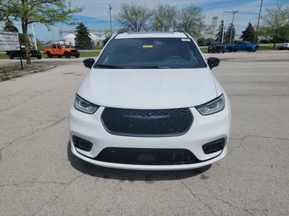 New 2025 Chrysler Pacifica Select