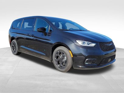 New 2023 Chrysler Pacifica Limited w/ S Appearance Package