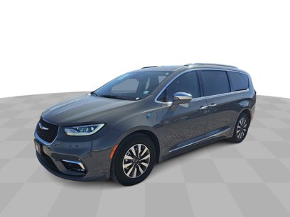 Used 2021 Chrysler Pacifica Limited w/ Uconnect Theater Family Group