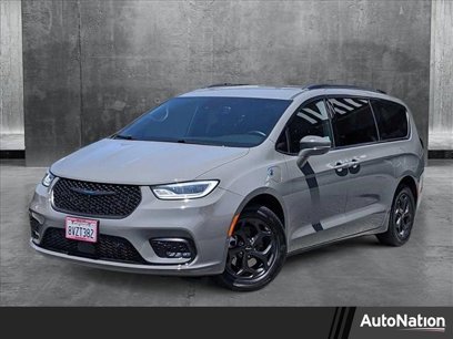 Used 2021 Chrysler Pacifica Limited w/ Uconnect Theater Family Group