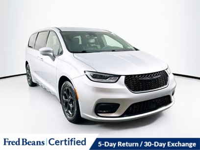 Certified 2022 Chrysler Pacifica Limited w/ Uconnect Theater Family Group