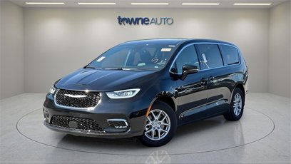 Used 2025 Chrysler Pacifica Select