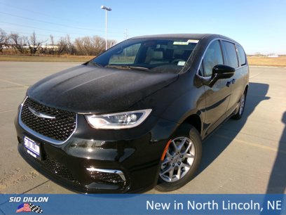 New 2025 Chrysler Pacifica Select w/ Uconnect Theater Family Group