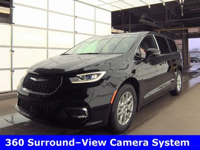 Used 2025 Chrysler Pacifica Select