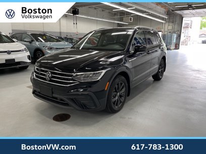 New 2024 Volkswagen Tiguan SE w/ Panoramic Sunroof Package