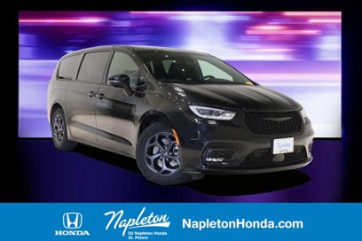 Used 2022 Chrysler Pacifica Limited w/ Uconnect Theater Family Group