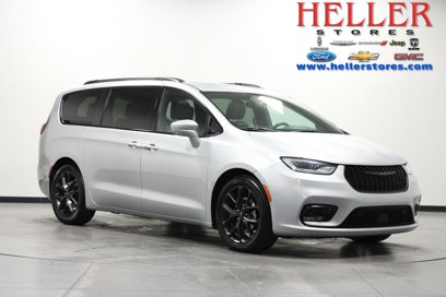 Used 2022 Chrysler Pacifica Limited w/ Uconnect Theater Family Group