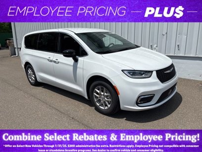 New 2025 Chrysler Pacifica Select