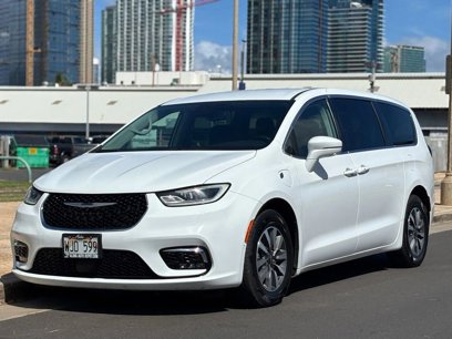 Used 2022 Chrysler Pacifica Touring-L w/ Uconnect Theater Family Group