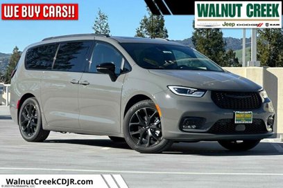 New 2025 Chrysler Pacifica Limited