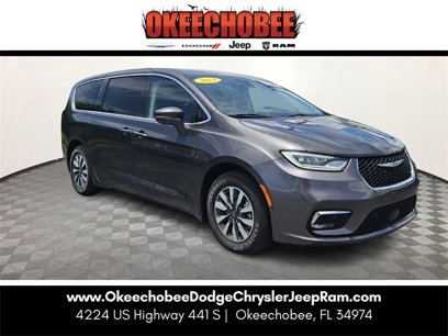 Used 2022 Chrysler Pacifica Touring-L w/ Uconnect Theater Family Group