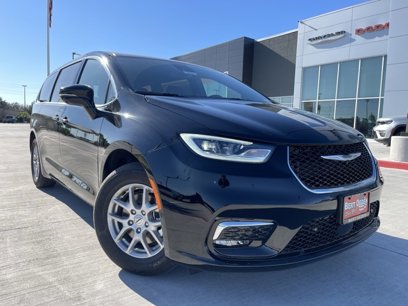 New 2025 Chrysler Pacifica Select