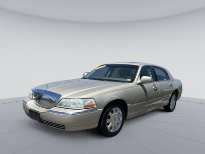 Used 2005 Lincoln Town Car Signature Limited