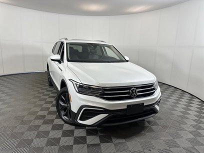 Used 2023 Volkswagen Tiguan SE w/ Panoramic Sunroof Package