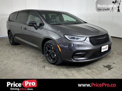 Used 2022 Chrysler Pacifica Touring-L w/ Uconnect Theater Family Group