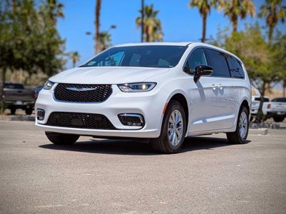 New 2025 Chrysler Pacifica Select