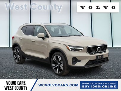 New 2025 Volvo XC40 B5 Plus w/ Climate Package