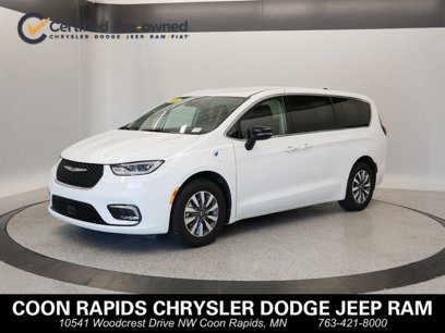 Used 2024 Chrysler Pacifica Select