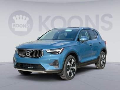 New 2025 Volvo XC40 B5 Plus w/ Climate Package