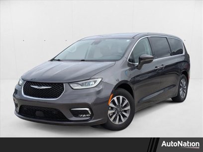 Used 2022 Chrysler Pacifica Touring-L w/ Uconnect Theater Family Group