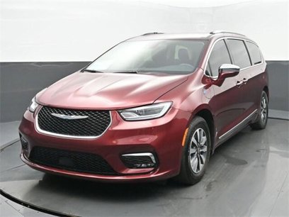 Used 2021 Chrysler Pacifica Limited w/ Uconnect Theater Family Group
