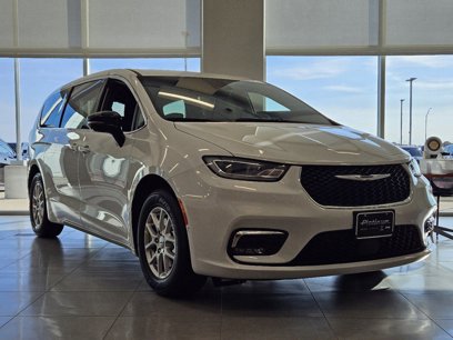New 2025 Chrysler Pacifica Select