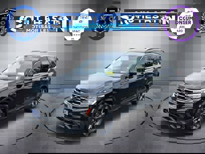 Used 2022 Volkswagen Tiguan SE w/ Panoramic Sunroof Package