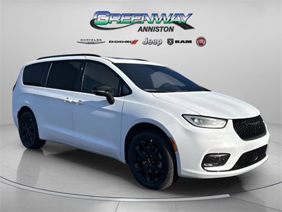 New 2024 Chrysler Pacifica Touring-L w/ Uconnect Theater Family Group