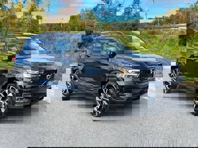 Certified 2022 Volvo XC40 T5 R-Design
