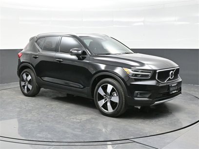 Used 2022 Volvo XC40 T5 Momentum w/ Premium Package