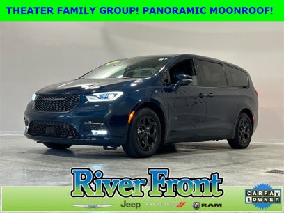 Used 2022 Chrysler Pacifica Limited w/ Uconnect Theater Family Group